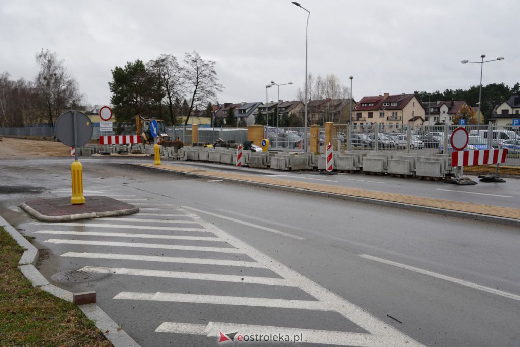 Budowa ronda przy skrzyżowaniu z Brata Żebrowskiego i Pomianem [19.11.2021] - zdjęcie #1 - eOstroleka.pl