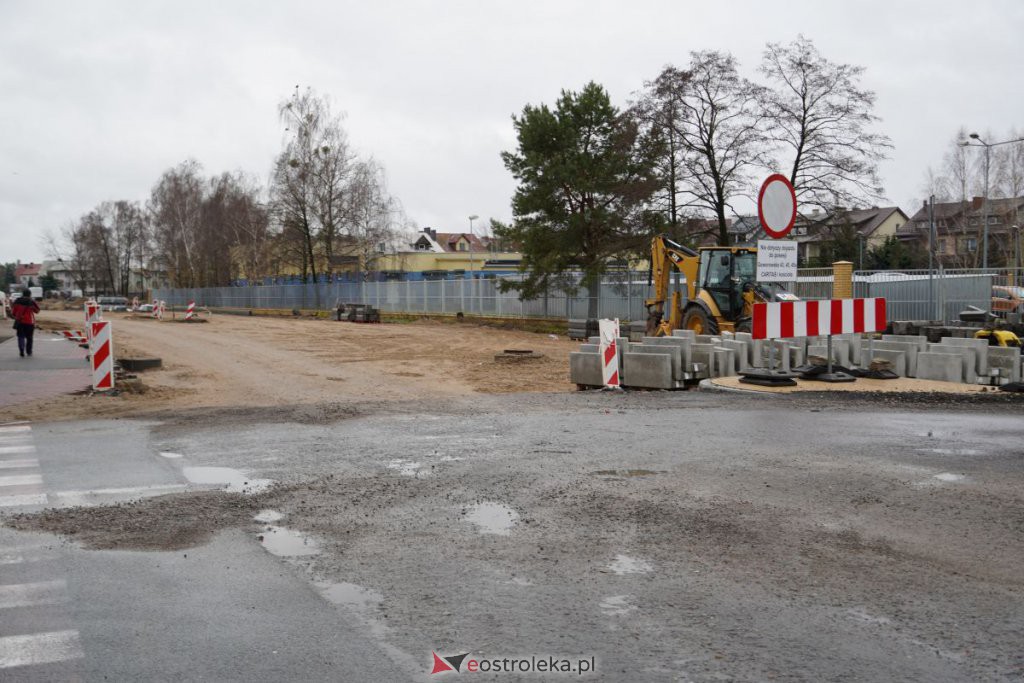 Budowa ronda przy skrzyżowaniu z Brata Żebrowskiego i Pomianem [19.11.2021] - zdjęcie #2 - eOstroleka.pl