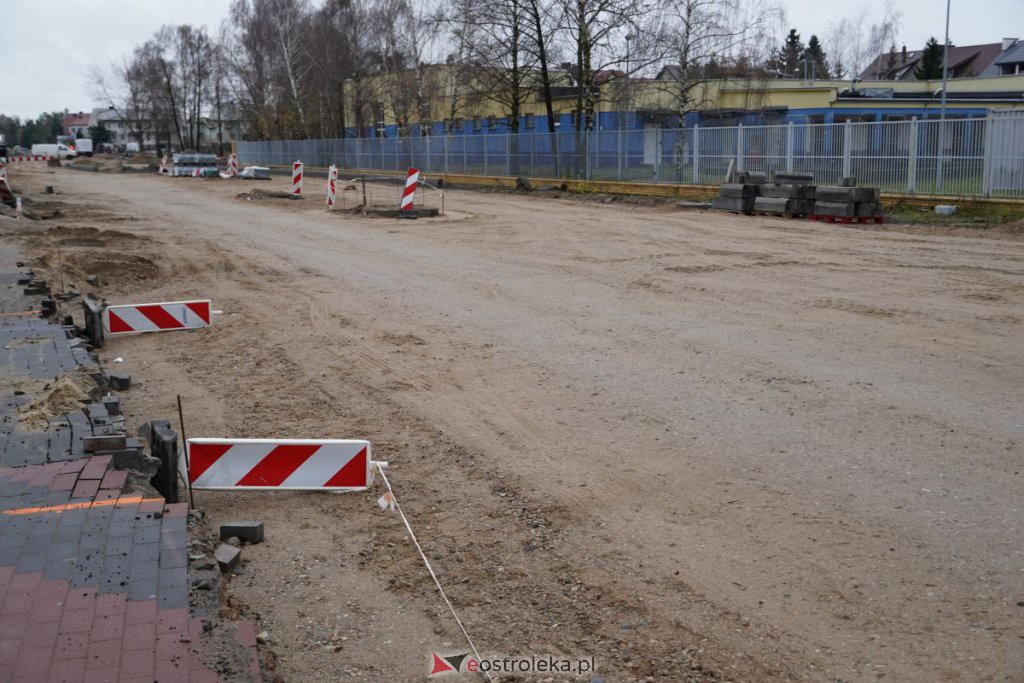 Budowa ronda przy skrzyżowaniu z Brata Żebrowskiego i Pomianem [19.11.2021] - zdjęcie #3 - eOstroleka.pl