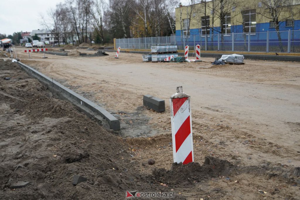 Budowa ronda przy skrzyżowaniu z Brata Żebrowskiego i Pomianem [19.11.2021] - zdjęcie #5 - eOstroleka.pl