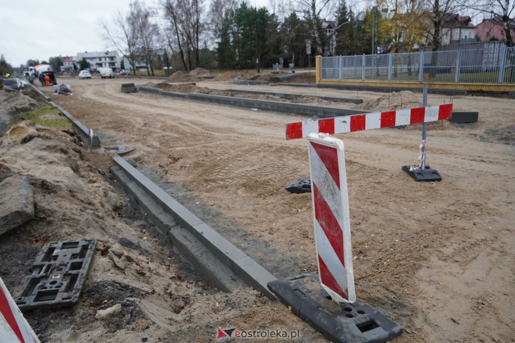 Budowa ronda przy skrzyżowaniu z Brata Żebrowskiego i Pomianem [19.11.2021] - zdjęcie #6 - eOstroleka.pl
