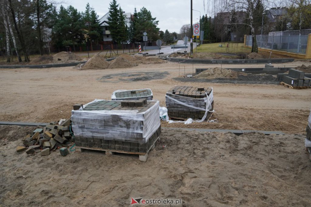 Budowa ronda przy skrzyżowaniu z Brata Żebrowskiego i Pomianem [19.11.2021] - zdjęcie #7 - eOstroleka.pl