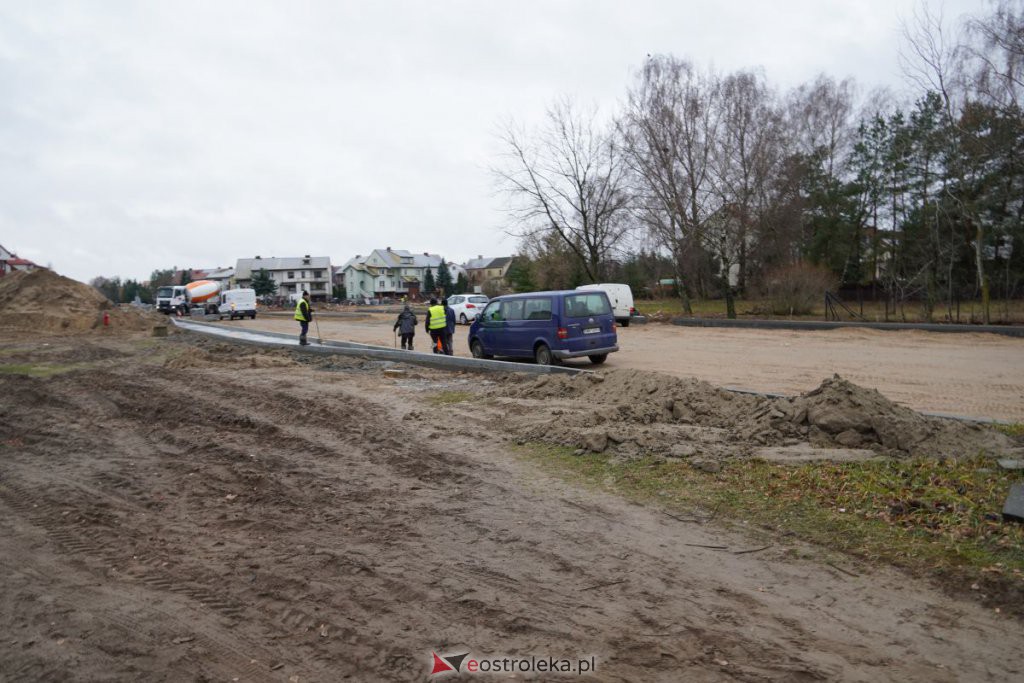 Budowa ronda przy skrzyżowaniu z Brata Żebrowskiego i Pomianem [19.11.2021] - zdjęcie #8 - eOstroleka.pl