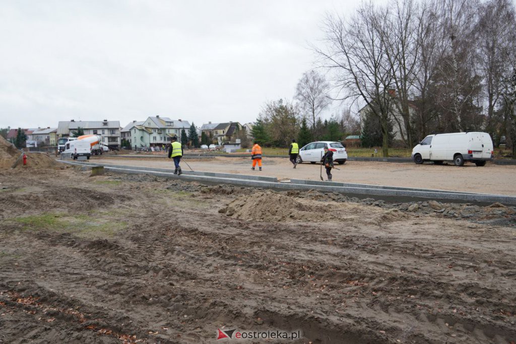 Budowa ronda przy skrzyżowaniu z Brata Żebrowskiego i Pomianem [19.11.2021] - zdjęcie #9 - eOstroleka.pl