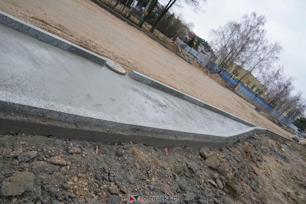 Budowa ronda przy skrzyżowaniu z Brata Żebrowskiego i Pomianem [19.11.2021] - zdjęcie #11 - eOstroleka.pl