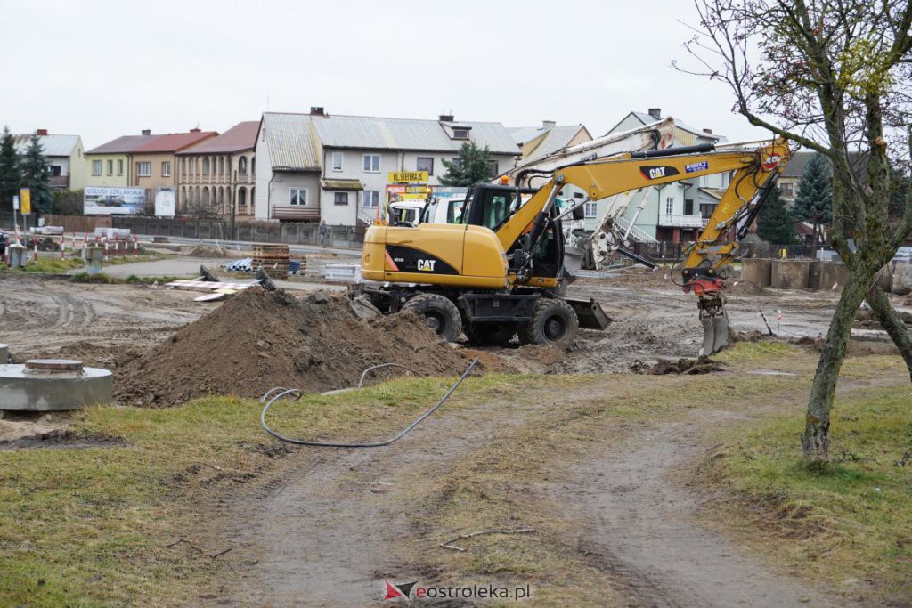 Budowa ronda przy skrzyżowaniu z Brata Żebrowskiego i Pomianem [19.11.2021] - zdjęcie #12 - eOstroleka.pl