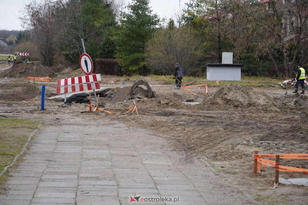 Budowa ronda przy skrzyżowaniu z Brata Żebrowskiego i Pomianem [19.11.2021] - zdjęcie #13 - eOstroleka.pl
