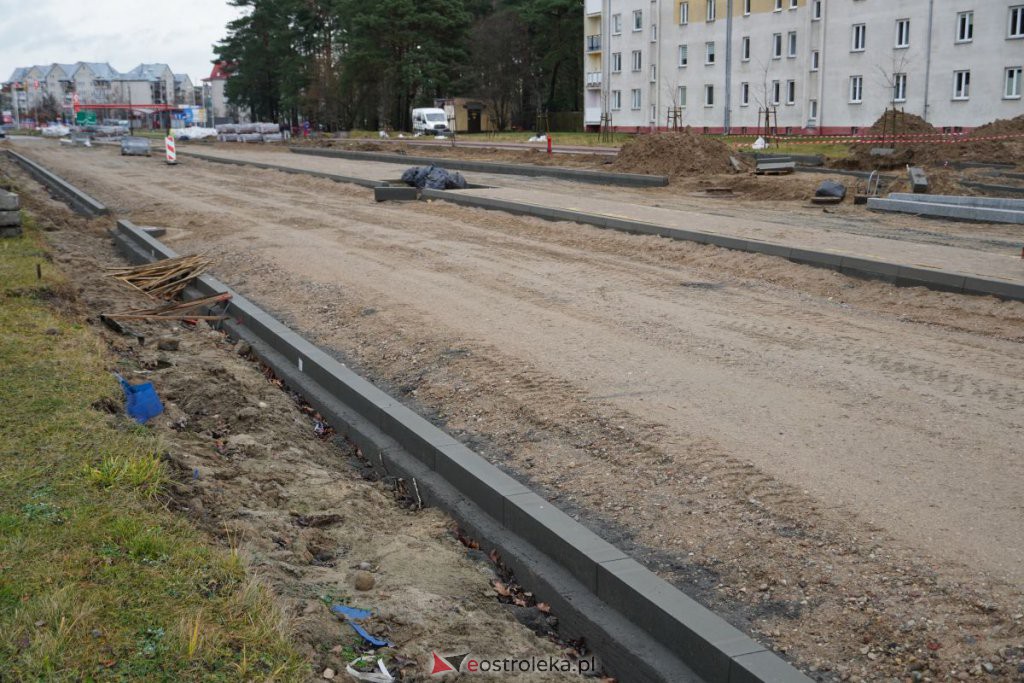Budowa ronda przy skrzyżowaniu z Brata Żebrowskiego i Pomianem [19.11.2021] - zdjęcie #15 - eOstroleka.pl