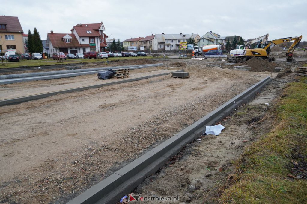 Budowa ronda przy skrzyżowaniu z Brata Żebrowskiego i Pomianem [19.11.2021] - zdjęcie #16 - eOstroleka.pl