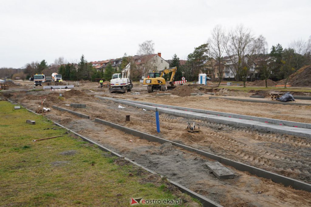 Budowa ronda przy skrzyżowaniu z Brata Żebrowskiego i Pomianem [19.11.2021] - zdjęcie #22 - eOstroleka.pl