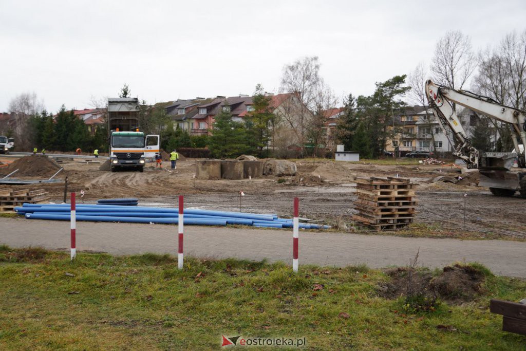 Budowa ronda przy skrzyżowaniu z Brata Żebrowskiego i Pomianem [19.11.2021] - zdjęcie #23 - eOstroleka.pl
