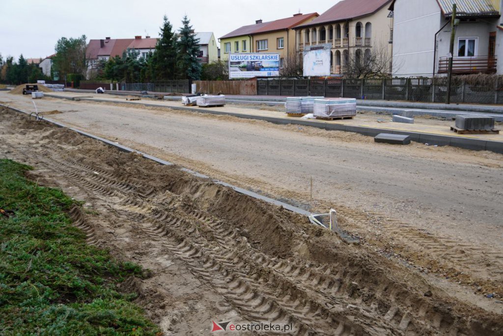 Budowa ronda przy skrzyżowaniu z Brata Żebrowskiego i Pomianem [19.11.2021] - zdjęcie #24 - eOstroleka.pl