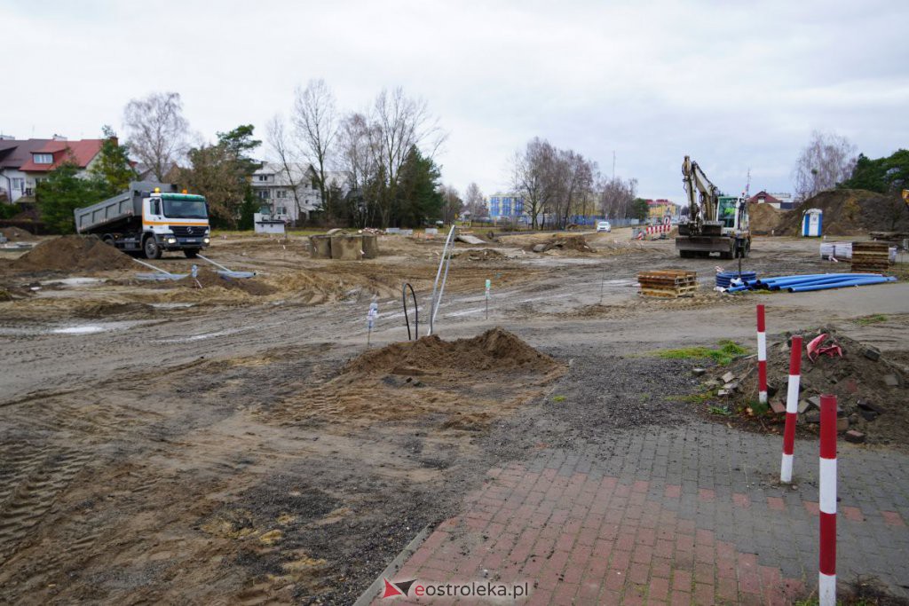 Budowa ronda przy skrzyżowaniu z Brata Żebrowskiego i Pomianem [19.11.2021] - zdjęcie #26 - eOstroleka.pl