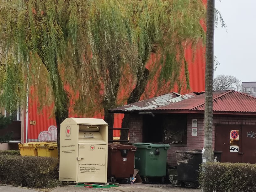 Pożar śmietnika przy ulicy Powstańców w Ostrołęce [21.11.2021] - zdjęcie #4 - eOstroleka.pl