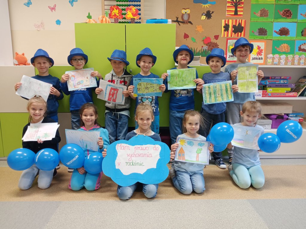 Międzynarodowy Dzień Praw Dziecka w SP 4. Akcja UNICEF – Szkoła na niebiesko - zdjęcie #20 - eOstroleka.pl