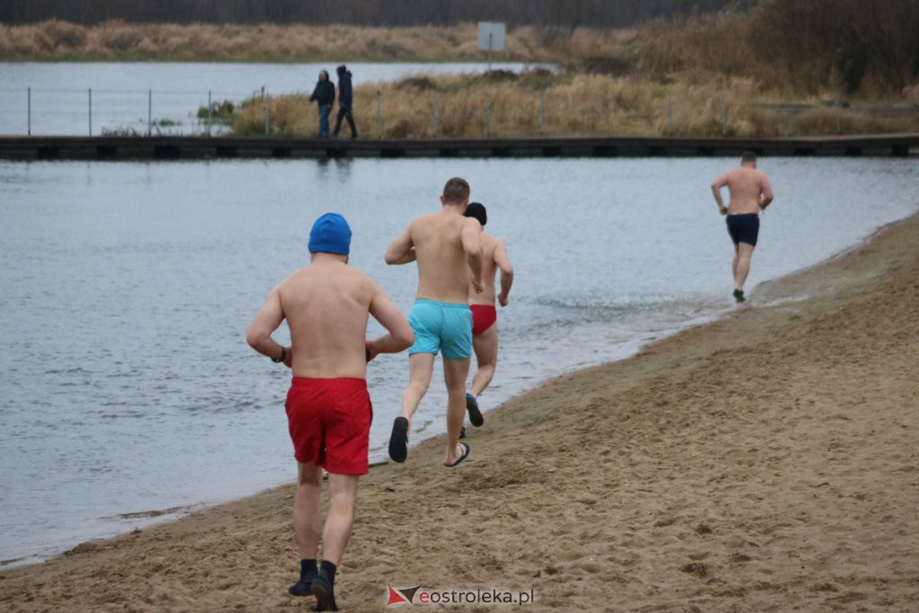 Morsy z Ostrołęki po kolejnej kąpieli w chłodnej rzece [21.11.2021] - zdjęcie #4 - eOstroleka.pl