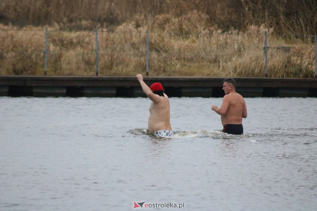 Morsy z Ostrołęki po kolejnej kąpieli w chłodnej rzece [21.11.2021] - zdjęcie #9 - eOstroleka.pl
