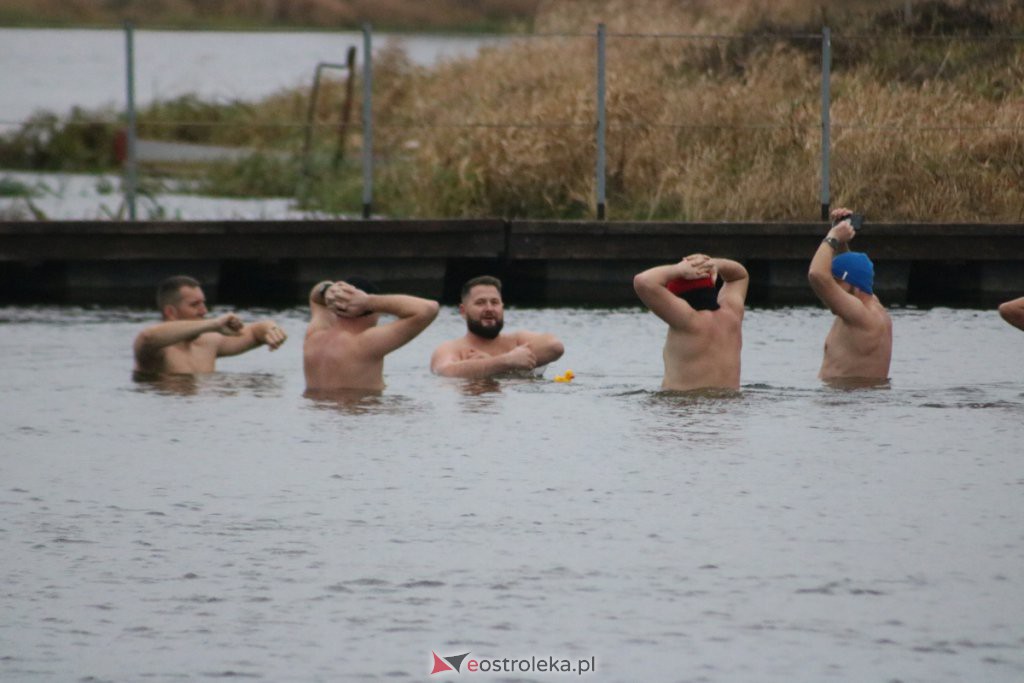 Morsy z Ostrołęki po kolejnej kąpieli w chłodnej rzece [21.11.2021] - zdjęcie #11 - eOstroleka.pl