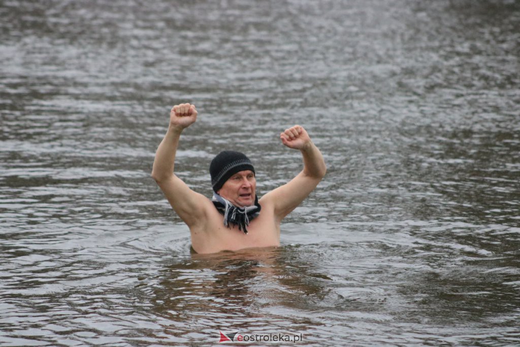 Morsy z Ostrołęki po kolejnej kąpieli w chłodnej rzece [21.11.2021] - zdjęcie #12 - eOstroleka.pl