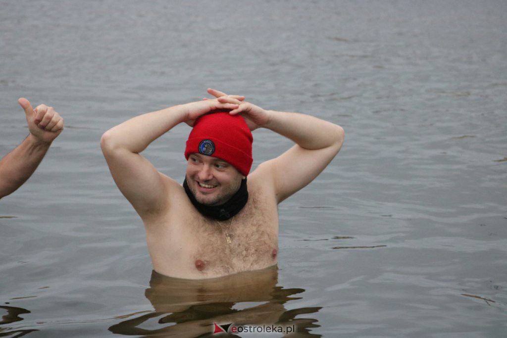 Morsy z Ostrołęki po kolejnej kąpieli w chłodnej rzece [21.11.2021] - zdjęcie #35 - eOstroleka.pl