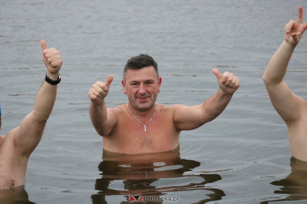 Morsy z Ostrołęki po kolejnej kąpieli w chłodnej rzece [21.11.2021] - zdjęcie #17 - eOstroleka.pl
