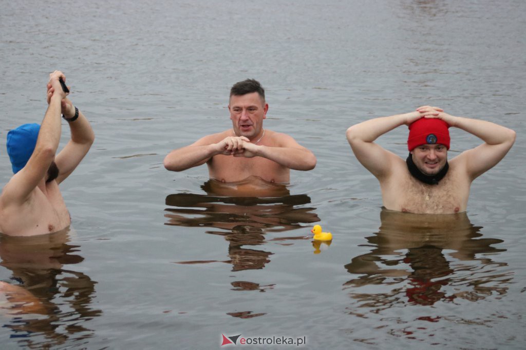 Morsy z Ostrołęki po kolejnej kąpieli w chłodnej rzece [21.11.2021] - zdjęcie #21 - eOstroleka.pl