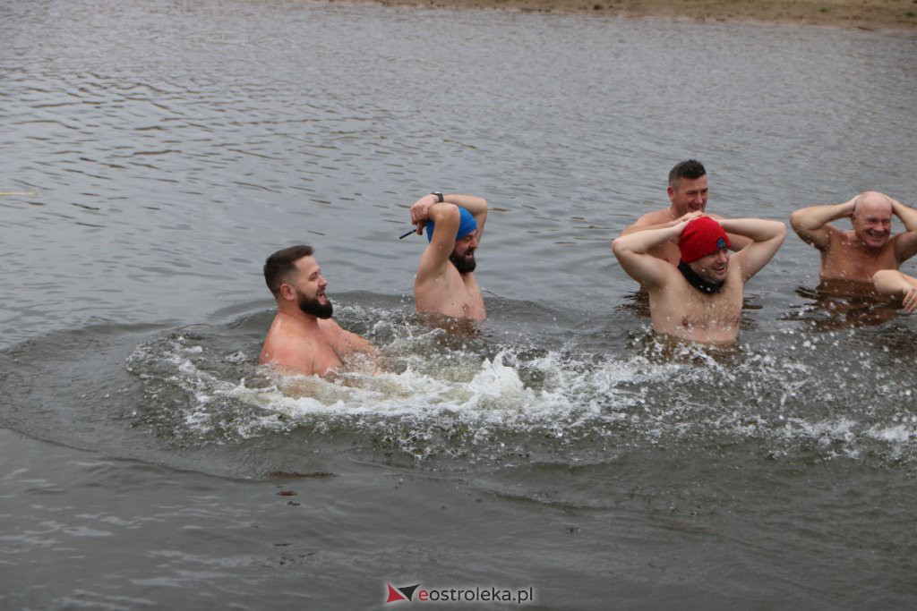 Morsy z Ostrołęki po kolejnej kąpieli w chłodnej rzece [21.11.2021] - zdjęcie #28 - eOstroleka.pl