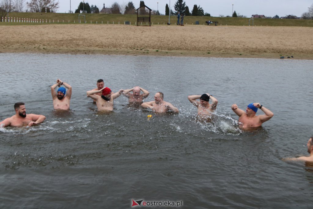 Morsy z Ostrołęki po kolejnej kąpieli w chłodnej rzece [21.11.2021] - zdjęcie #30 - eOstroleka.pl