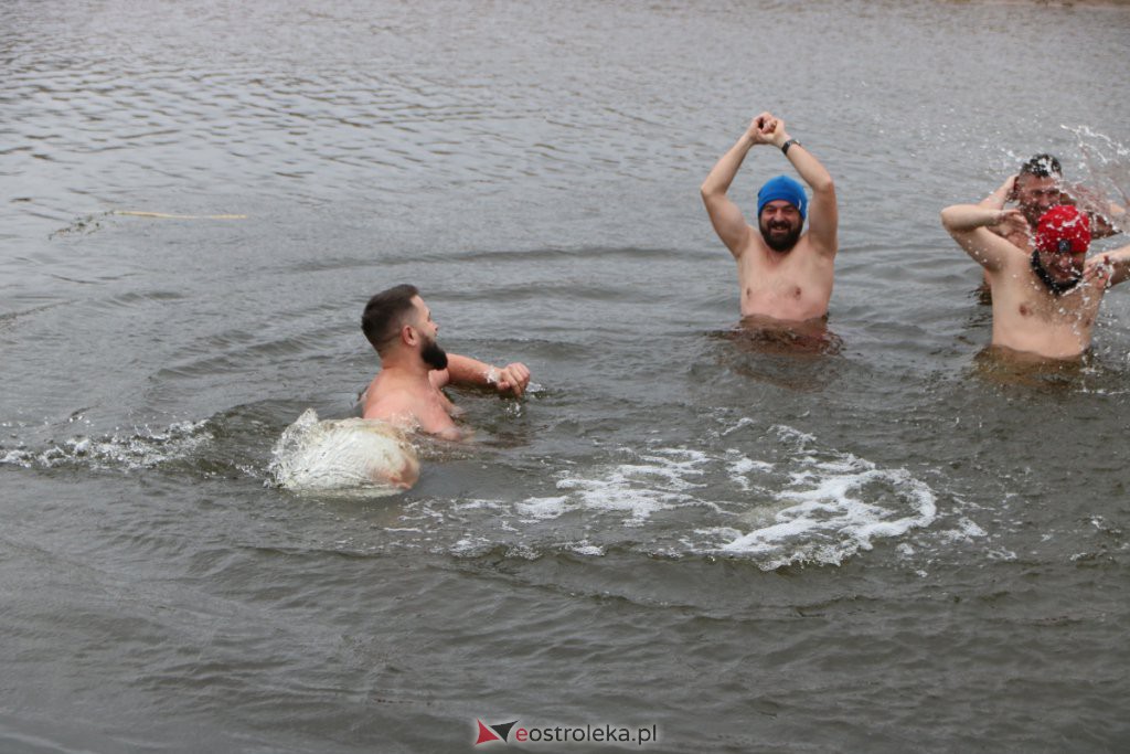 Morsy z Ostrołęki po kolejnej kąpieli w chłodnej rzece [21.11.2021] - zdjęcie #31 - eOstroleka.pl