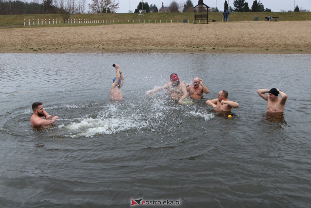 Morsy z Ostrołęki po kolejnej kąpieli w chłodnej rzece [21.11.2021] - zdjęcie #33 - eOstroleka.pl