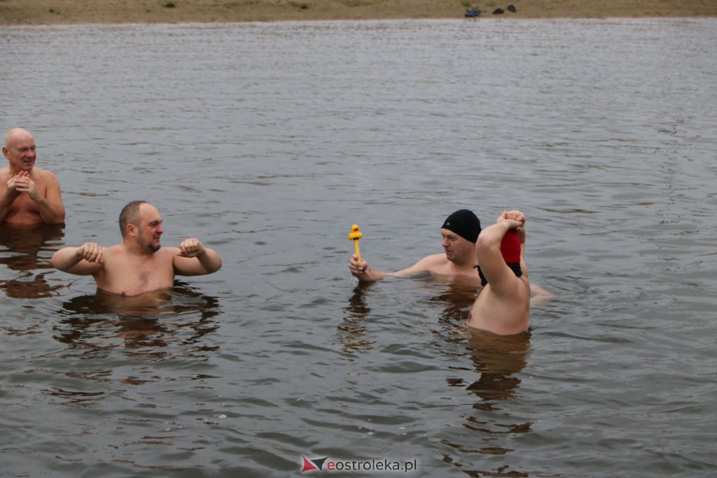 Morsy z Ostrołęki po kolejnej kąpieli w chłodnej rzece [21.11.2021] - zdjęcie #10 - eOstroleka.pl