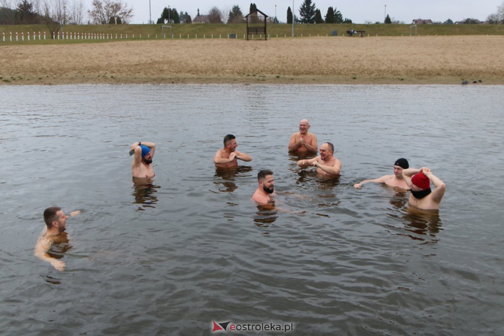 Morsy z Ostrołęki po kolejnej kąpieli w chłodnej rzece [21.11.2021] - zdjęcie #44 - eOstroleka.pl
