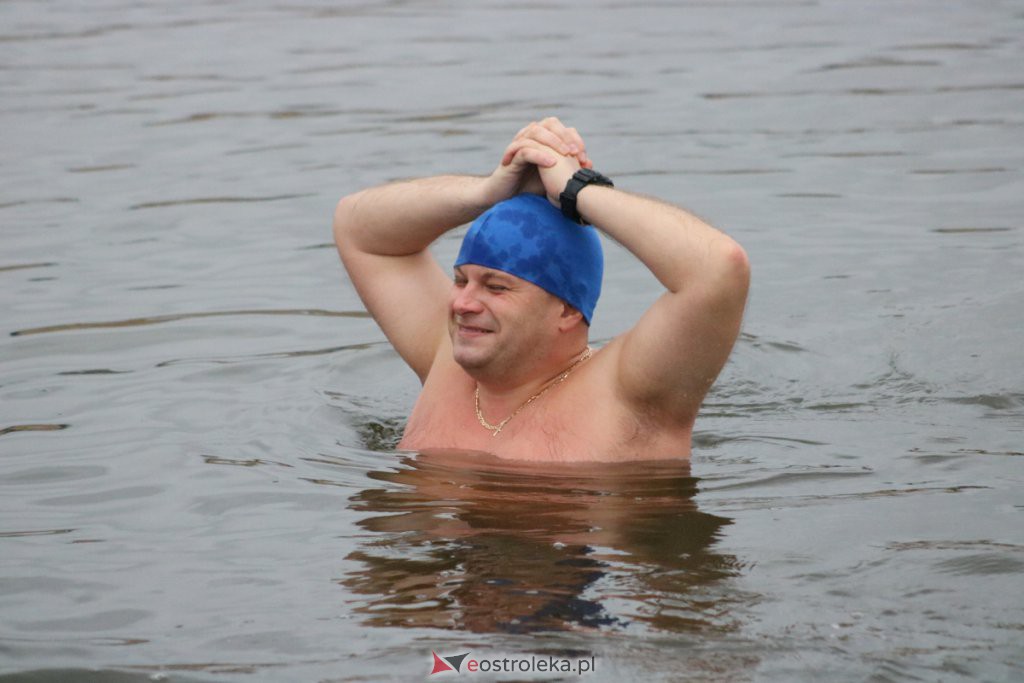 Morsy z Ostrołęki po kolejnej kąpieli w chłodnej rzece [21.11.2021] - zdjęcie #5 - eOstroleka.pl