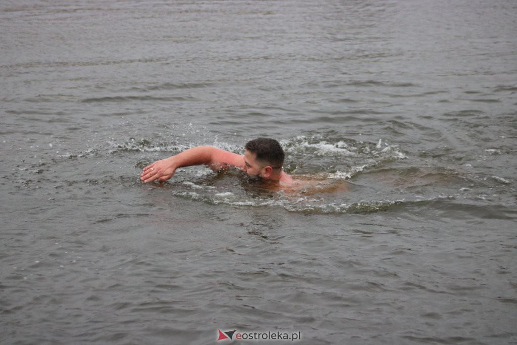 Morsy z Ostrołęki po kolejnej kąpieli w chłodnej rzece [21.11.2021] - zdjęcie #2 - eOstroleka.pl