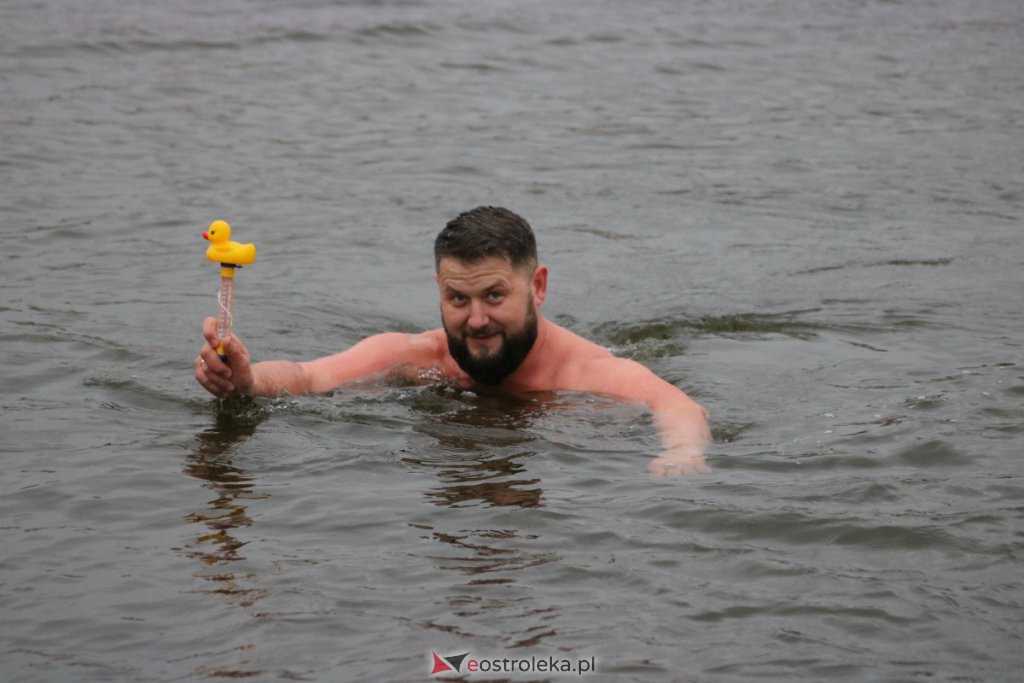Morsy z Ostrołęki po kolejnej kąpieli w chłodnej rzece [21.11.2021] - zdjęcie #1 - eOstroleka.pl