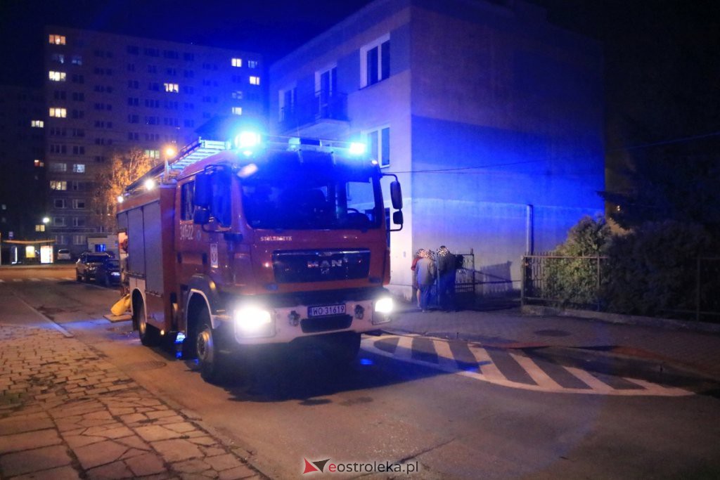 Pożar samochodu w Ostrołęce [22.11.2021] - zdjęcie #2 - eOstroleka.pl