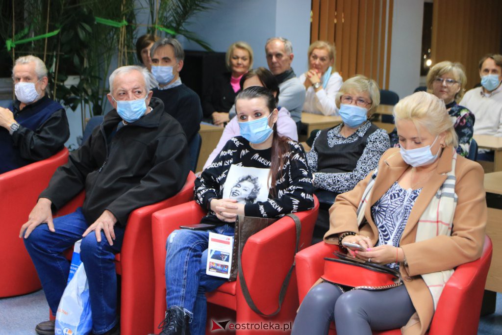 Danuta Błażejczyk w Ostrołęce. Artystkę przywitano gromkimi brawami [22.11.2021] - zdjęcie #16 - eOstroleka.pl