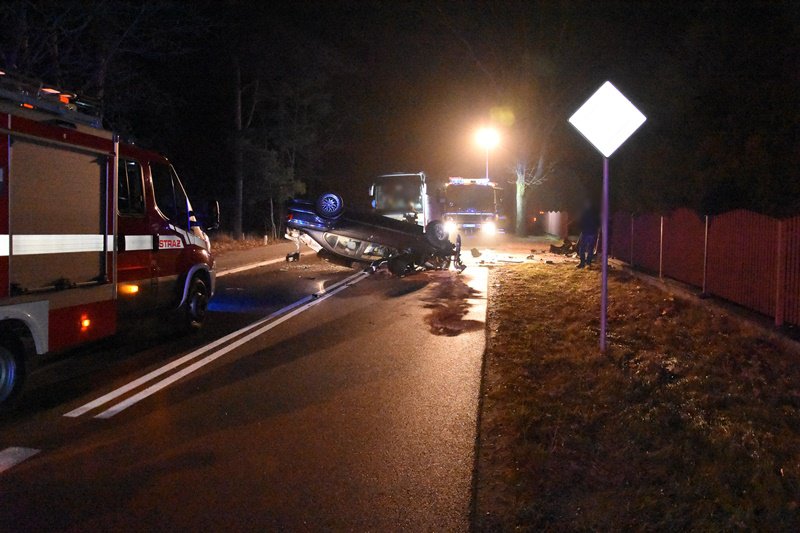 Niebezpieczny wypadek. Kierowca bmw uniknął zderzenia z sarną ale sam dachował [24.11.2021] - zdjęcie #1 - eOstroleka.pl