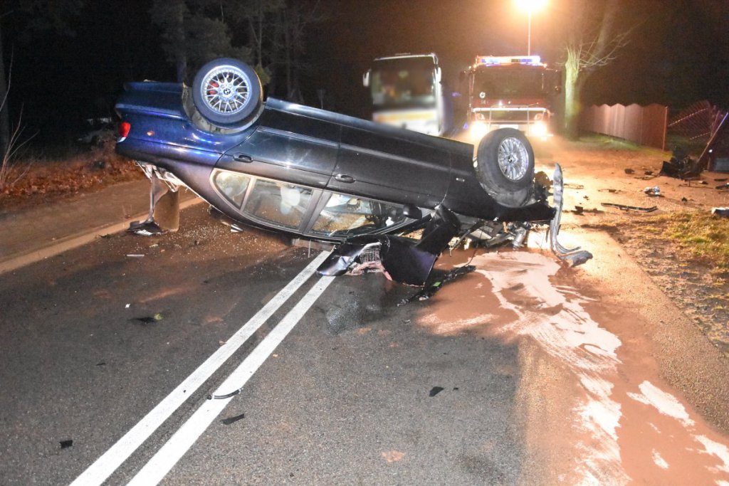 Niebezpieczny wypadek. Kierowca bmw uniknął zderzenia z sarną ale sam dachował [24.11.2021] - zdjęcie #2 - eOstroleka.pl