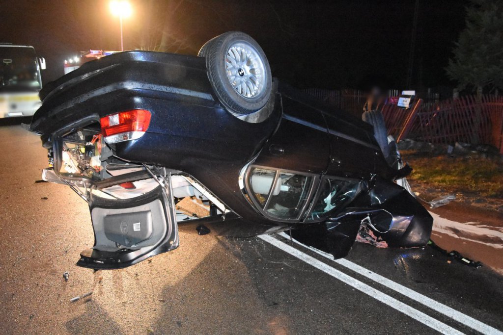 Niebezpieczny wypadek. Kierowca bmw uniknął zderzenia z sarną ale sam dachował [24.11.2021] - zdjęcie #3 - eOstroleka.pl