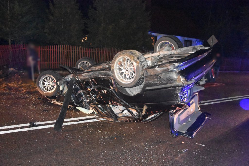 Niebezpieczny wypadek. Kierowca bmw uniknął zderzenia z sarną ale sam dachował [24.11.2021] - zdjęcie #4 - eOstroleka.pl