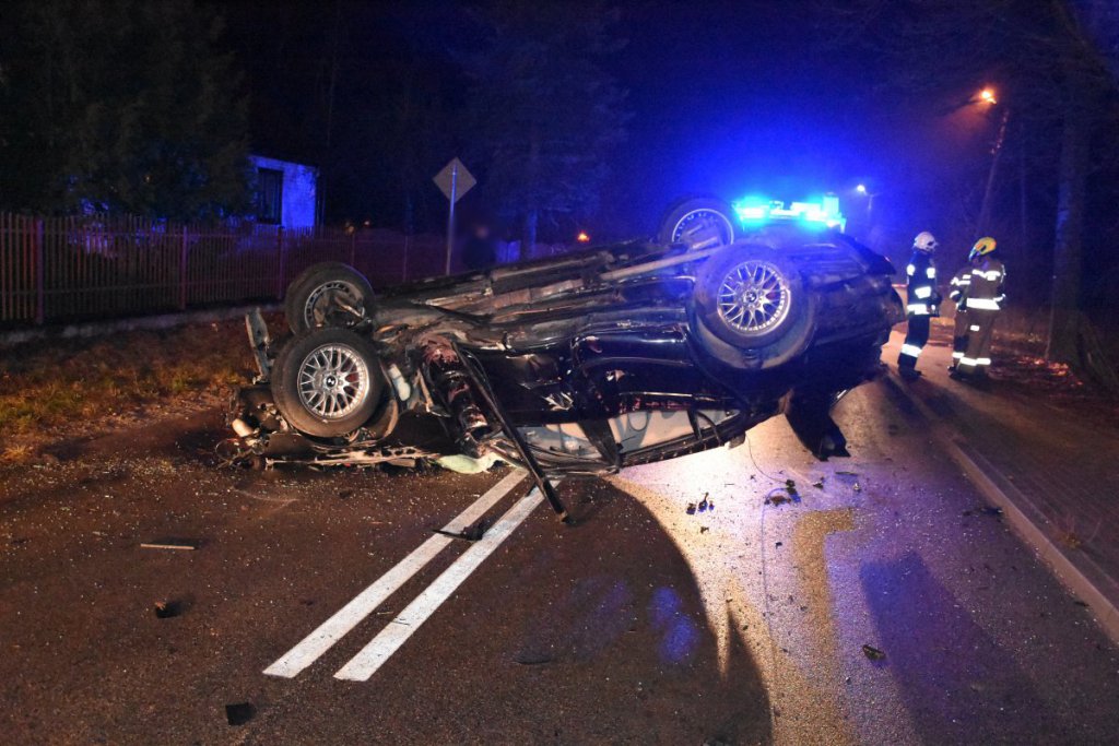 Niebezpieczny wypadek. Kierowca bmw uniknął zderzenia z sarną ale sam dachował [24.11.2021] - zdjęcie #5 - eOstroleka.pl
