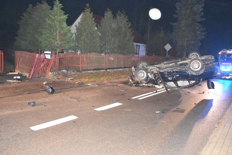 Niebezpieczny wypadek. Kierowca bmw uniknął zderzenia z sarną ale sam dachował [24.11.2021] - zdjęcie #7 - eOstroleka.pl