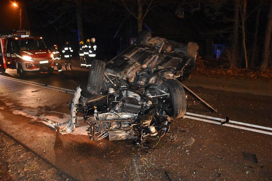 Niebezpieczny wypadek. Kierowca bmw uniknął zderzenia z sarną ale sam dachował [24.11.2021] - zdjęcie #8 - eOstroleka.pl