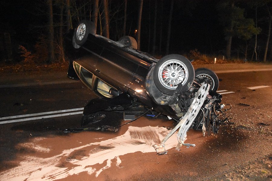 Niebezpieczny wypadek. Kierowca bmw uniknął zderzenia z sarną ale sam dachował [24.11.2021] - zdjęcie #9 - eOstroleka.pl