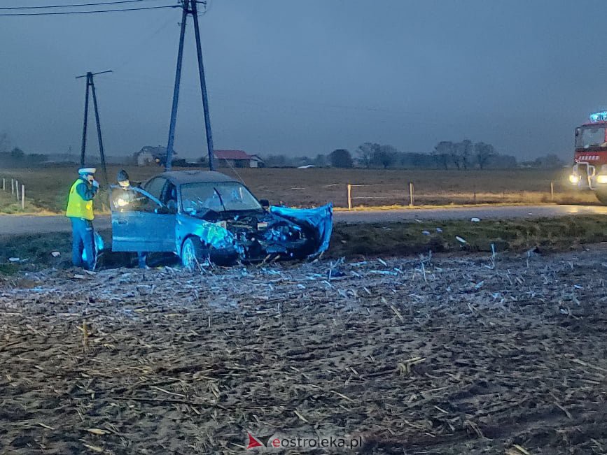 Poważny wypadek w Babie koło Łysych. W akcji śmigłowiec LPR [24.11.2021] - zdjęcie #6 - eOstroleka.pl