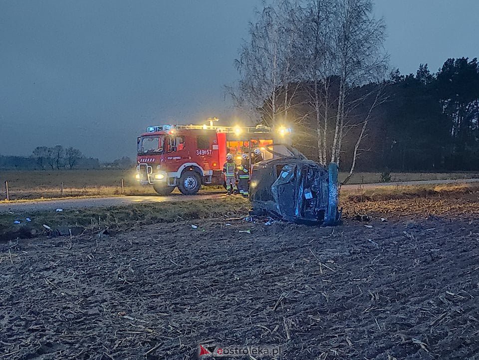 Poważny wypadek w Babie koło Łysych. W akcji śmigłowiec LPR [24.11.2021] - zdjęcie #10 - eOstroleka.pl
