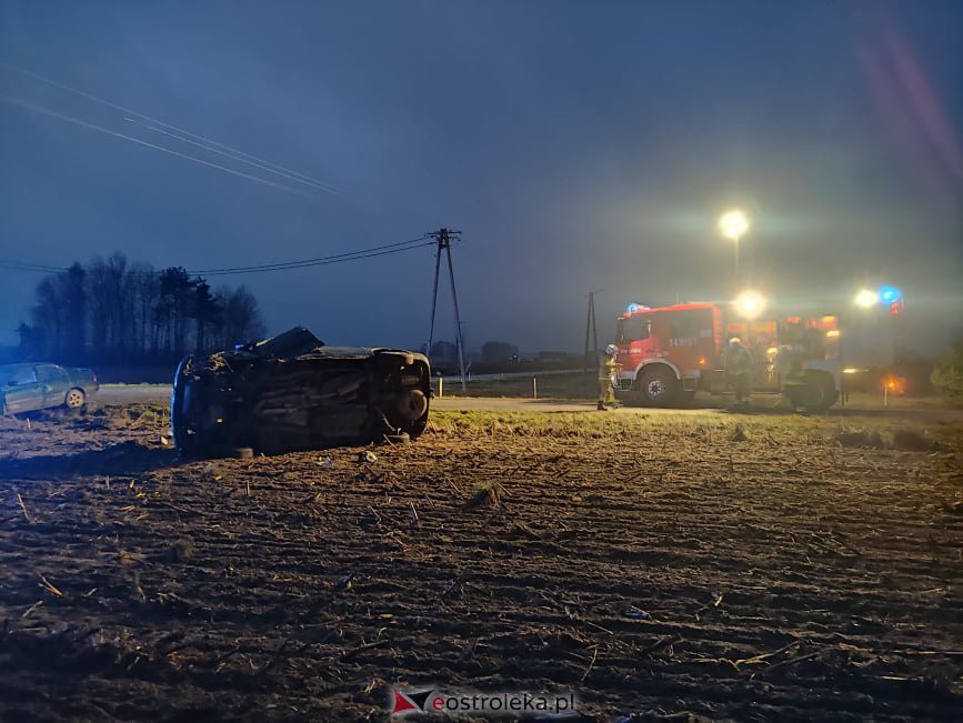Poważny wypadek w Babie koło Łysych. W akcji śmigłowiec LPR [24.11.2021] - zdjęcie #11 - eOstroleka.pl
