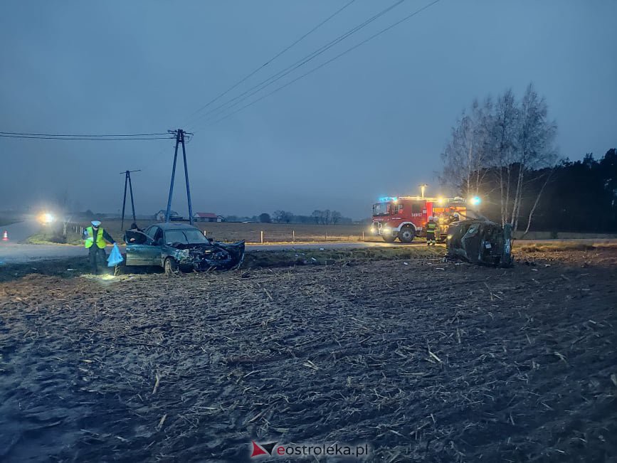 Poważny wypadek w Babie koło Łysych. W akcji śmigłowiec LPR [24.11.2021] - zdjęcie #13 - eOstroleka.pl