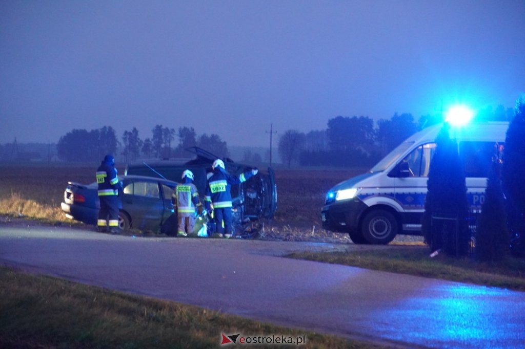 Poważny wypadek w Babie koło Łysych. W akcji śmigłowiec LPR [24.11.2021] - zdjęcie #19 - eOstroleka.pl